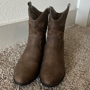 Cowgirl boots size 9